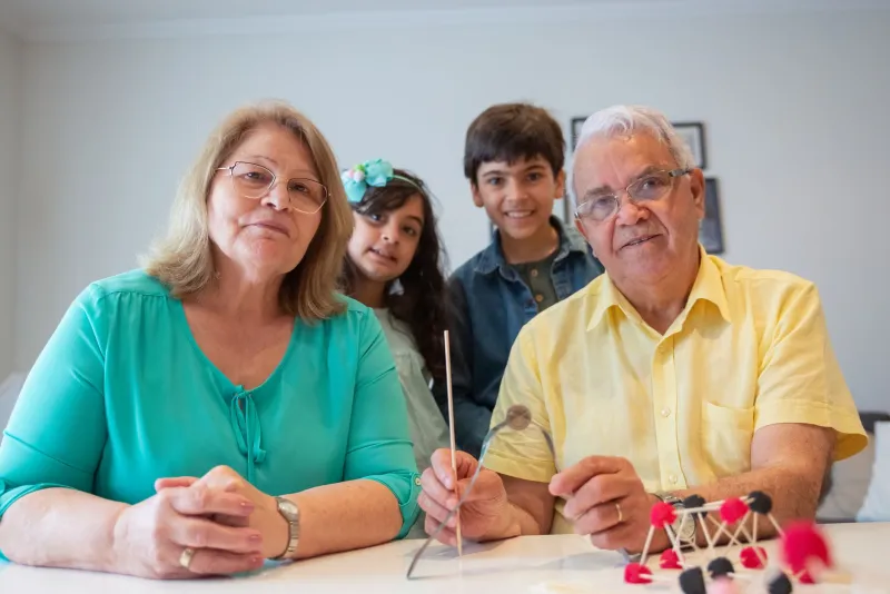 Cuando los abuelos enseñan a cantar: una alianza entre generaciones que transforma la escuela