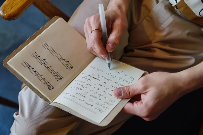 Letras que enseñan: convertir la composición de canciones en una herramienta de aprendizaje real