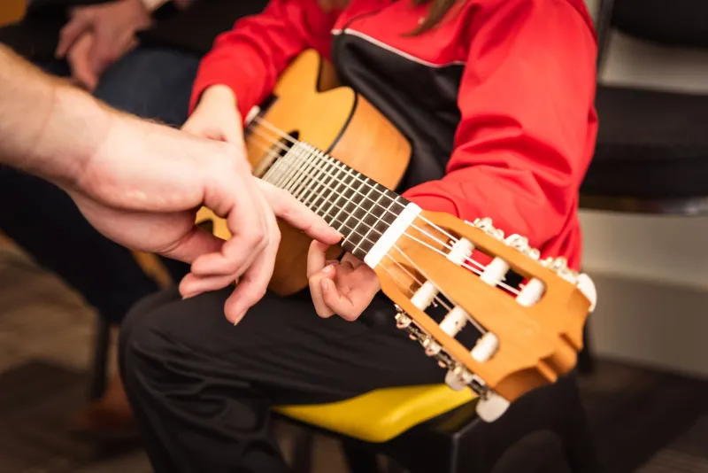 Lo que suena en la calle también puede sonar en clase: música urbana española como recurso pedagógico real